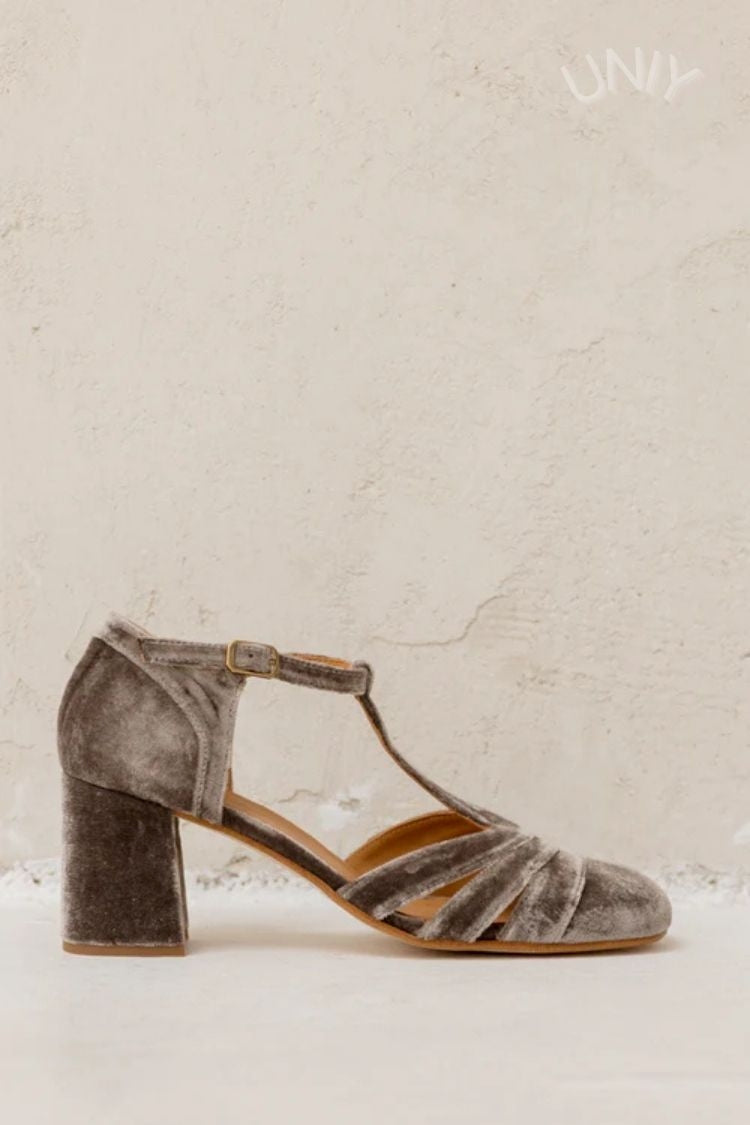 talons larges en velours à bride en T ajourée et boucle.