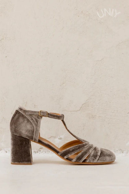 talons larges en velours à bride en T ajourée et boucle.