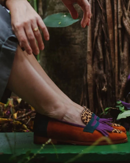 mocassins marron à imprimé léopard, bout carré et franges color block.