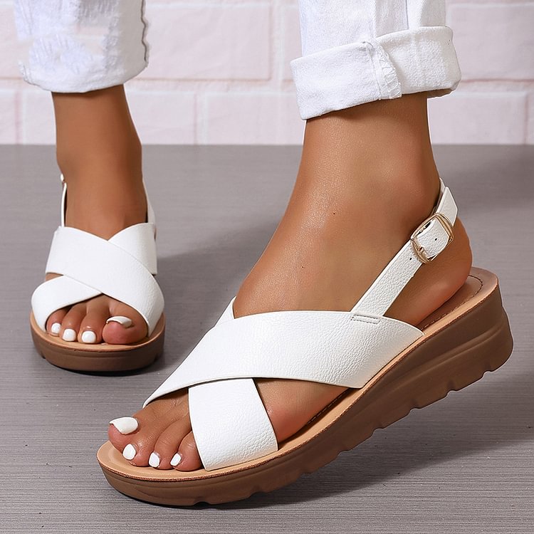 sandales compensées à bride croisée, slingback et boucle, bout ouvert.