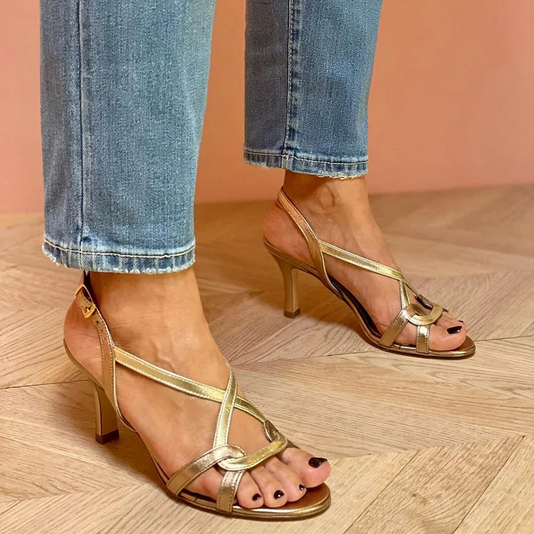 talons stiletto confortables en cuir synthétique brillant à bout ouvert et brides croisées.