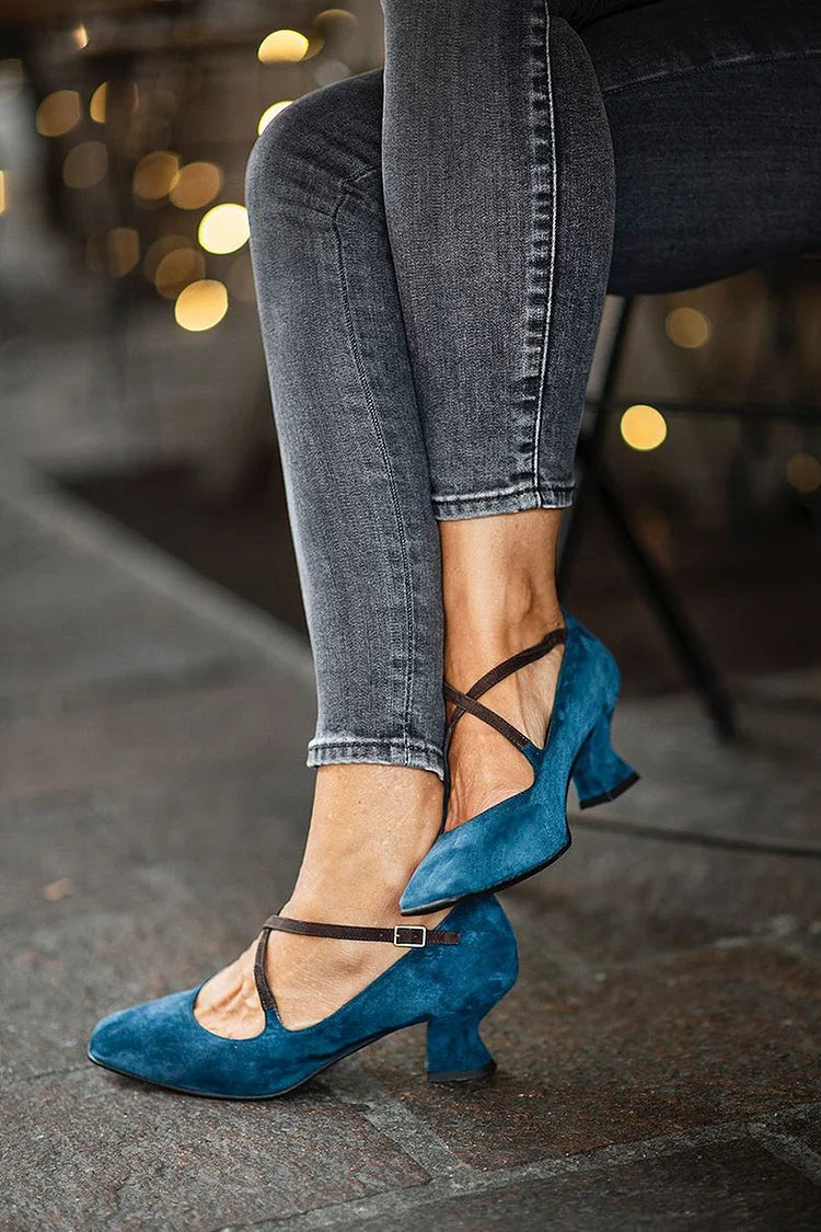 talons chunky bleus à bout carré et bride croisée color block.