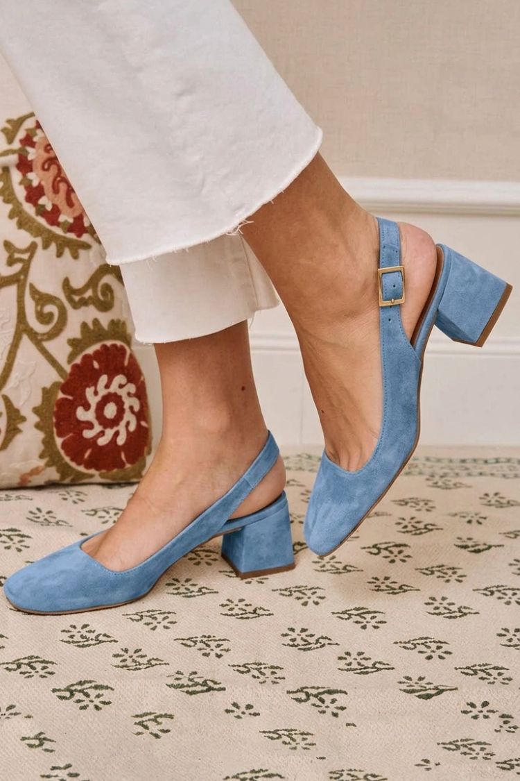 talons larges kaki slingback à boucle et bout carré.