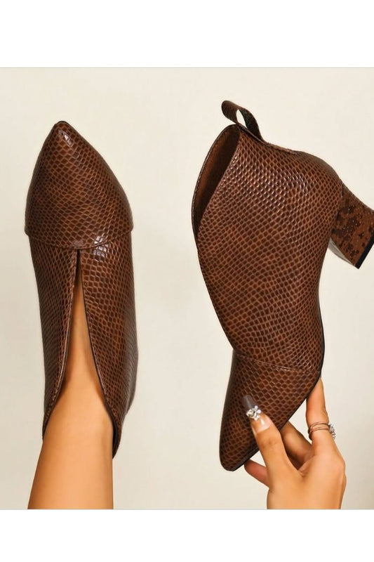 Bottines à Bout Pointu Imprimé Python au Design Élégant.