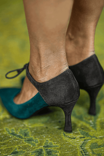 talons stiletto élégants violets à laçage.