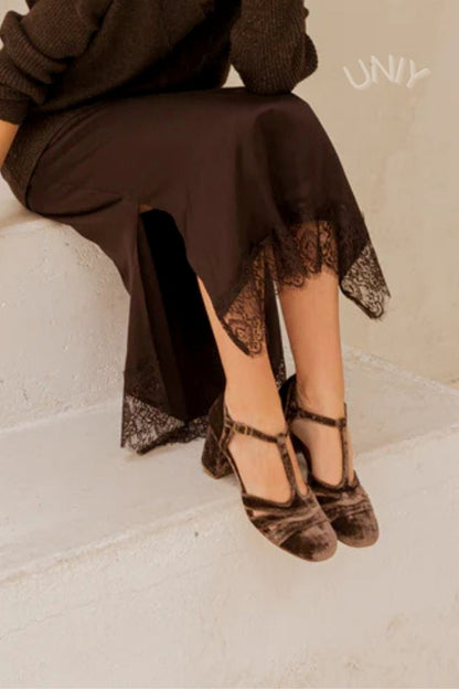 Talons larges à découpes en velours avec boucle et bride en T