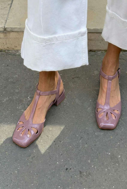 talons bloc orange à bride en T, bout carré et découpes florales.