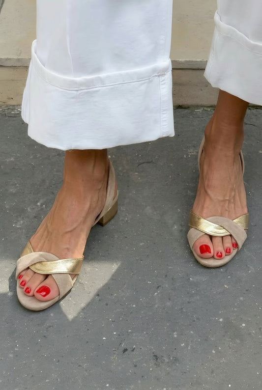 Sandales Beige Doré à Petit Talon, Brides Tressées et Bout Ouvert.