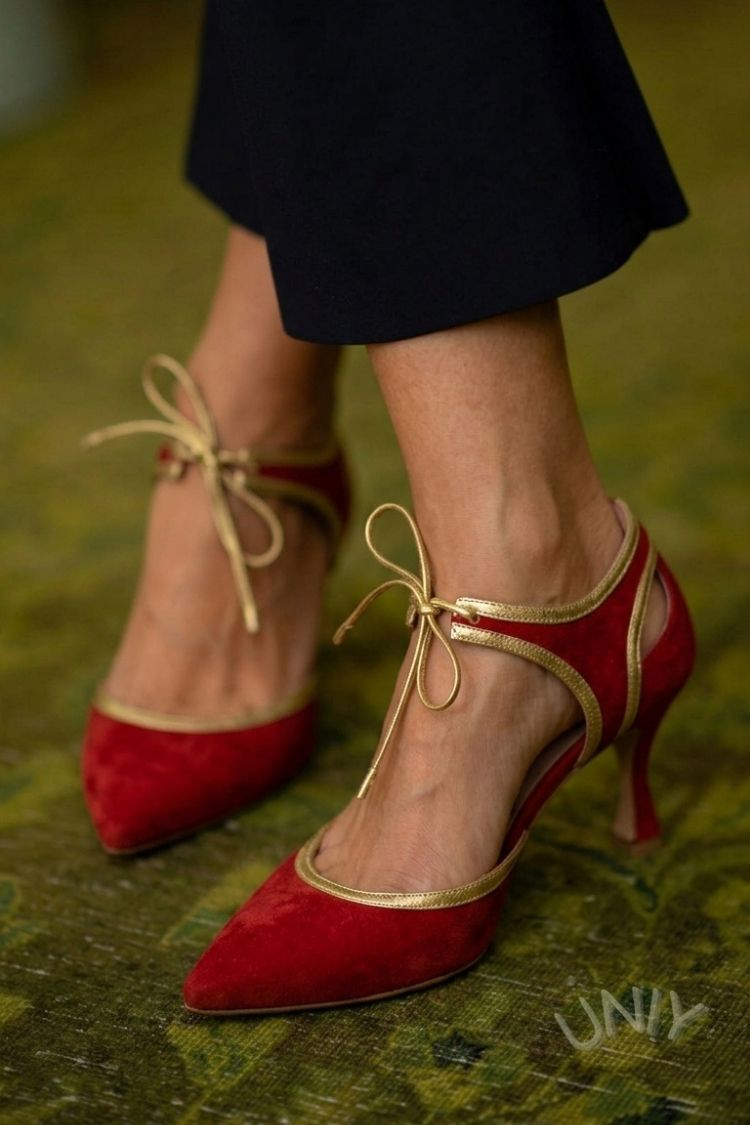 talons kitten rose en suédine à bout effilé et nœud bicolore.