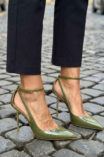 Talons aiguilles vernis Noir avec bride cheville