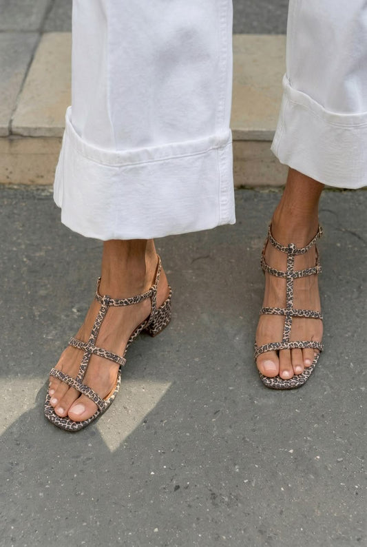 Sandales Léopard à Talon Bloc, Brides en T et Bout Ouvert.
