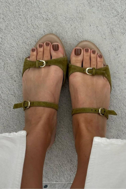Sandales peep toe en suédine avec boucle et brides