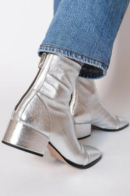 bottines argent métallisées à bout carré et petit talon.