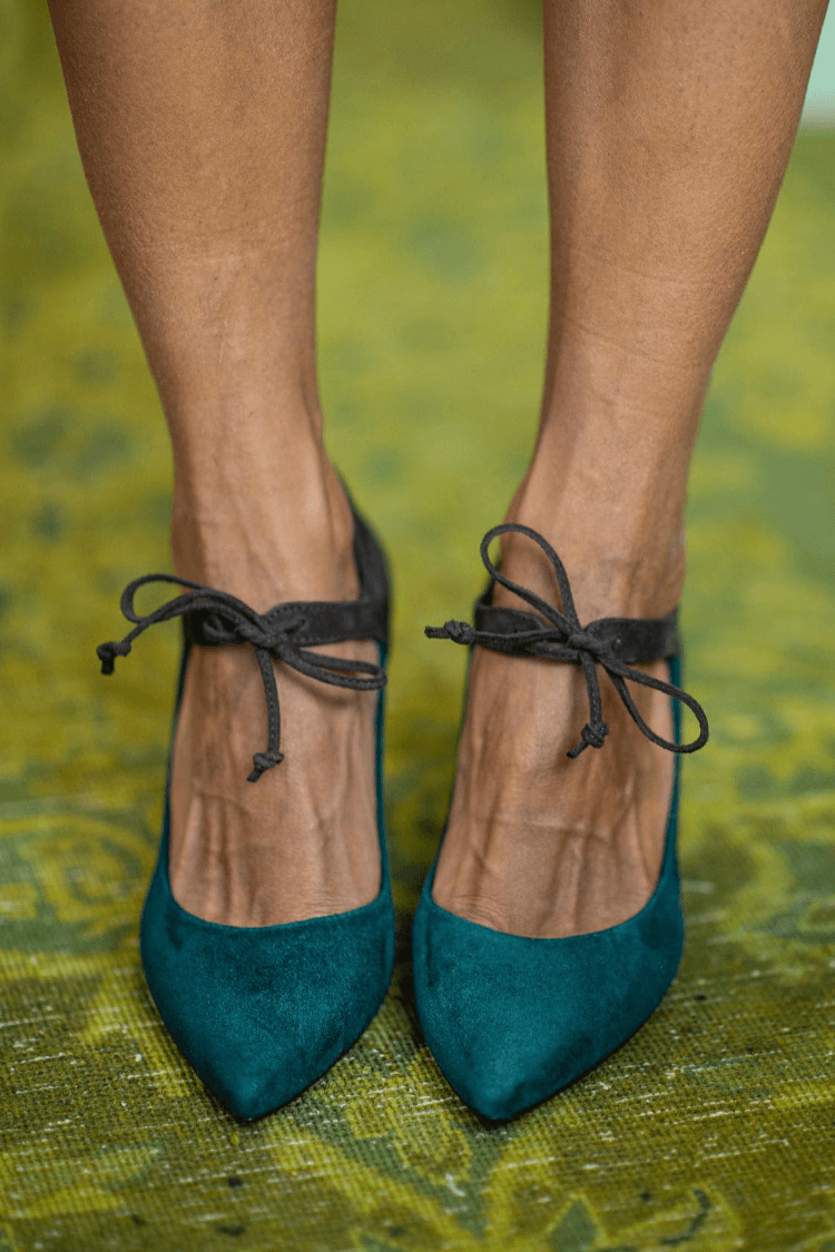 talons stiletto élégants violets à laçage.