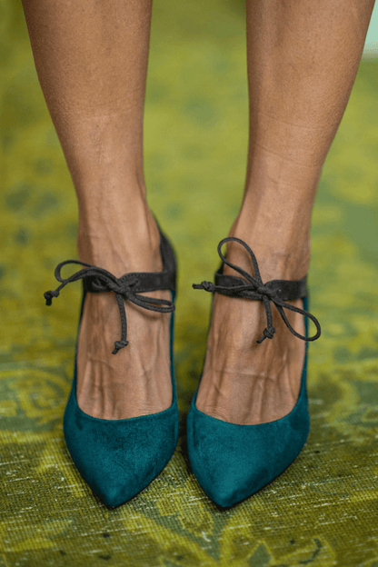 talons stiletto élégants violets à laçage.