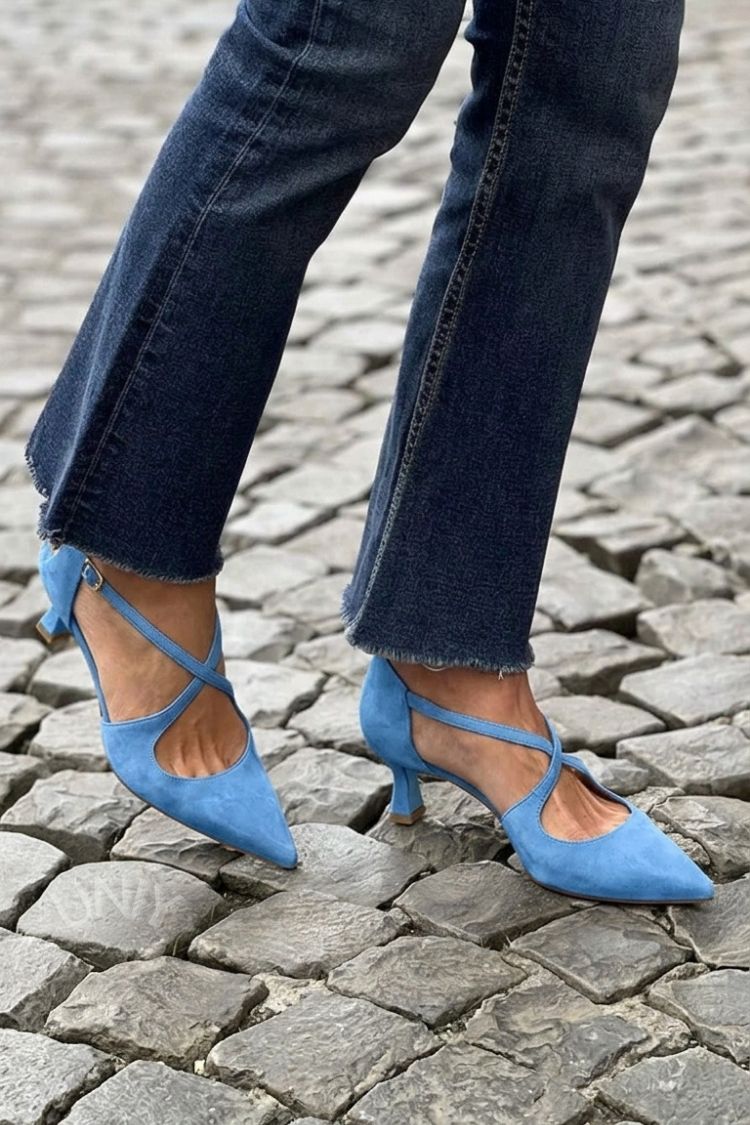 talons bas kaki à bride croisée et boucle, bout effilé.