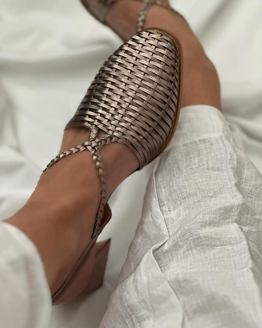 Talons bloc pointus tressés métallisés Champagne avec brides