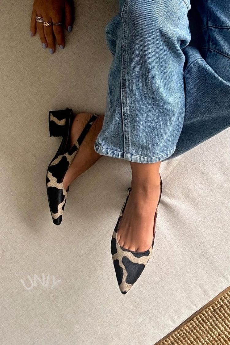 talons larges classiques slingback à bout effilé et imprimé vache.