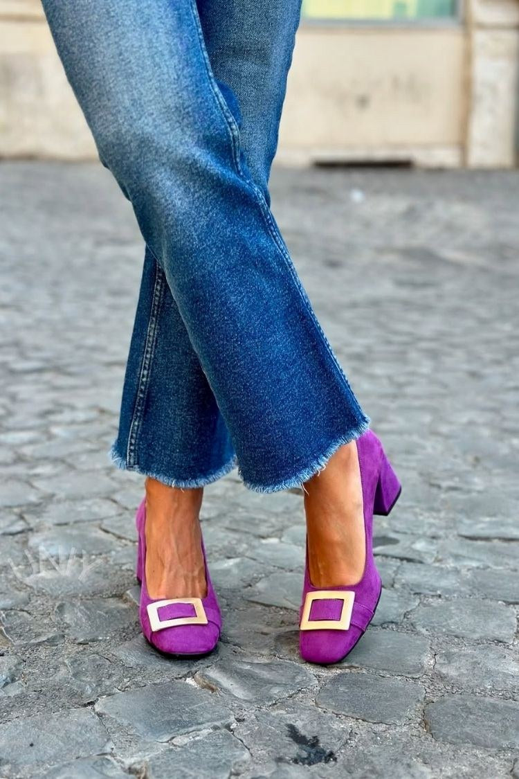 talons larges bleu marine à bout carré avec ornements métalliques patchwork.