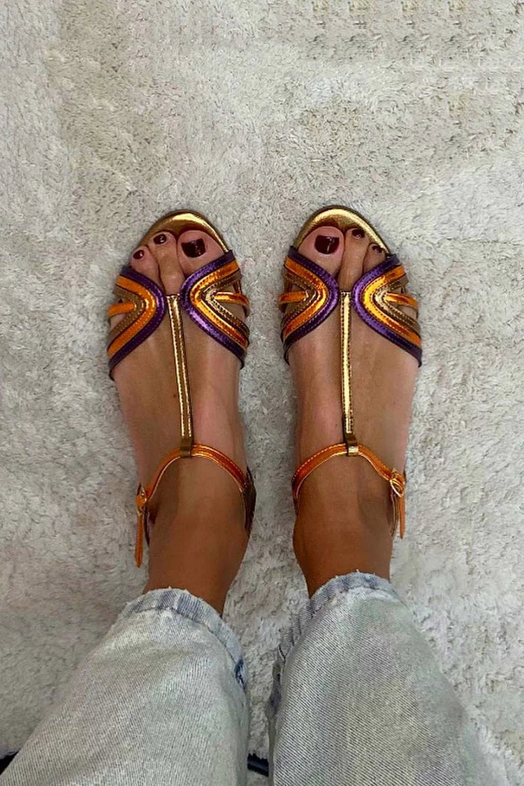 sandales or multicolores à bride en T, boucle et bout ouvert.