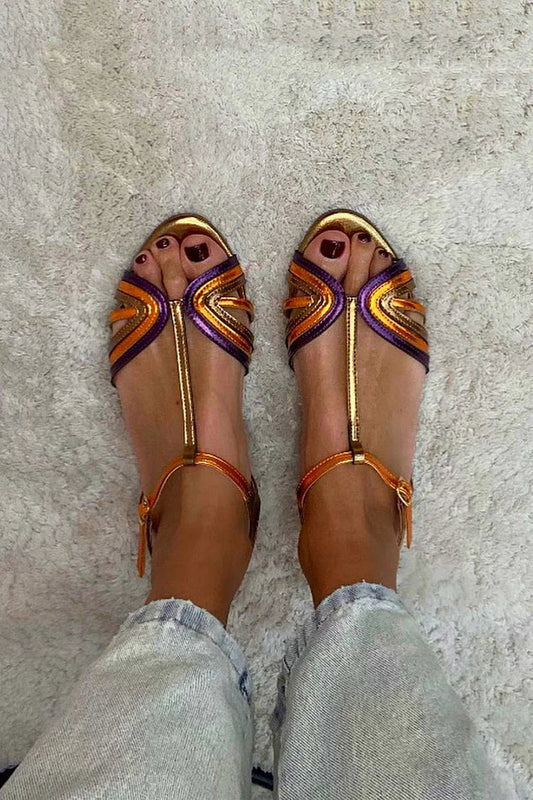 sandales or multicolores à bride en T, boucle et bout ouvert.