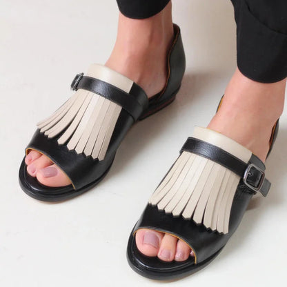 Sandales slip-on à bout rond ouvert contrastées avec franges
