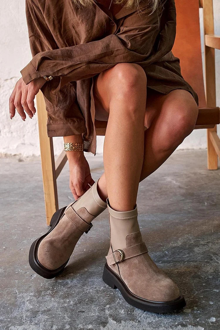Clarisse | Bottines Taupe en Suédine Bout Rond à Brides Patchwork