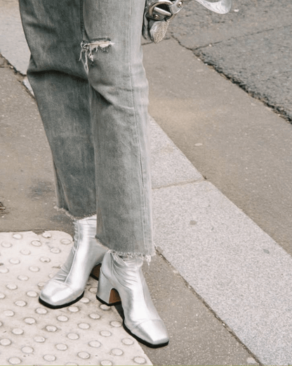 bottines argent métallisées à bout carré et petit talon.