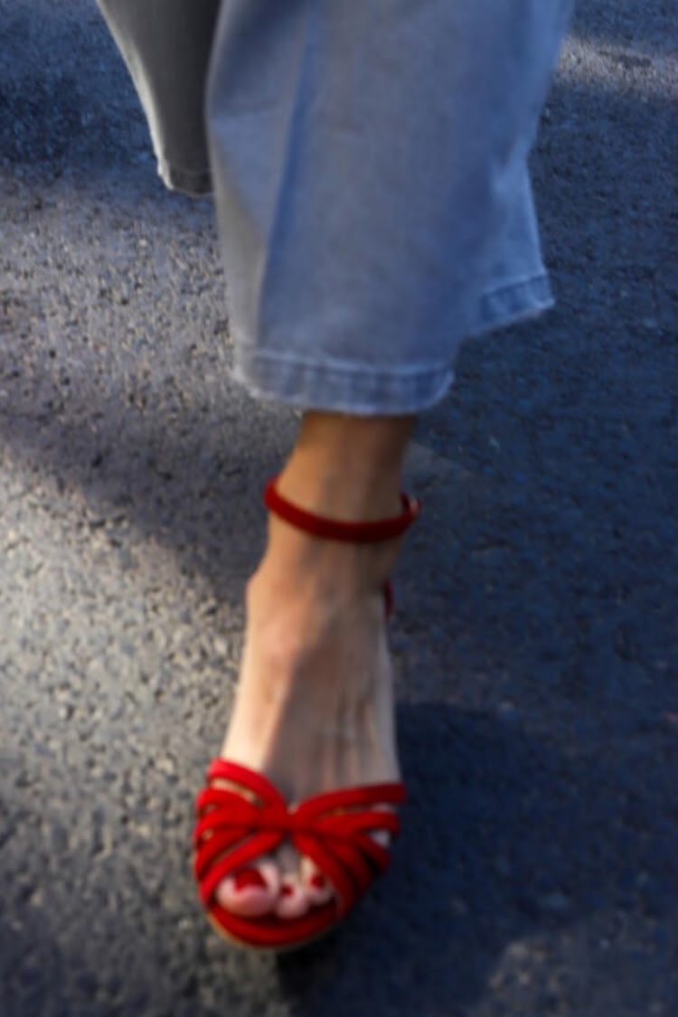 Sandales en suédine Rouge à bout ouvert et brides croisées