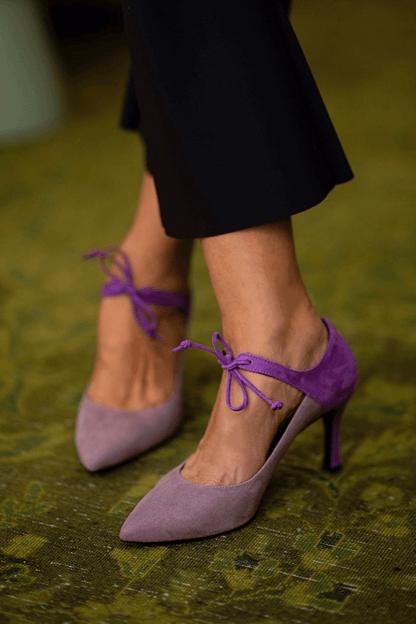 talons stiletto élégants violets à laçage.