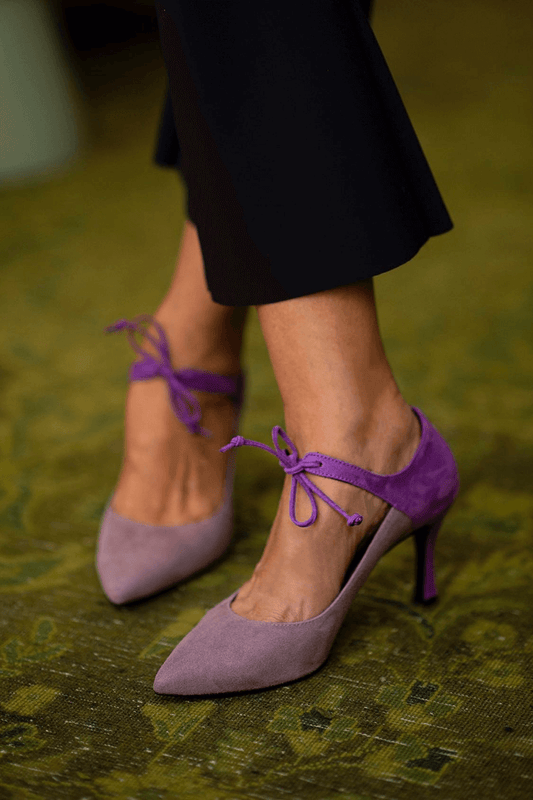 talons stiletto élégants violets à laçage.