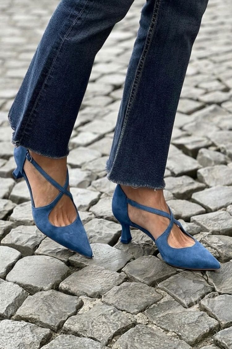 talons bas kaki à bride croisée et boucle, bout effilé.