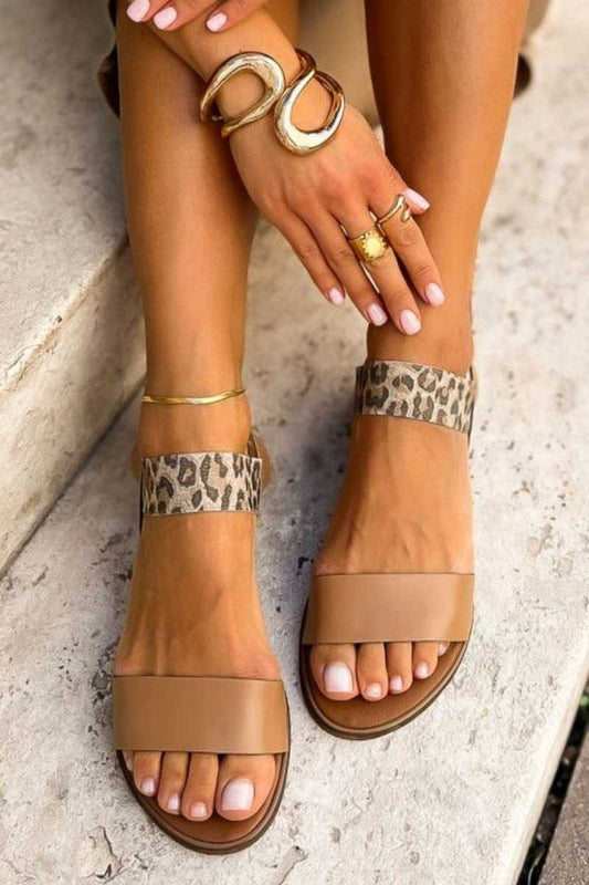 Sandales plates à imprimé léopard en simili cuir avec bande élastique