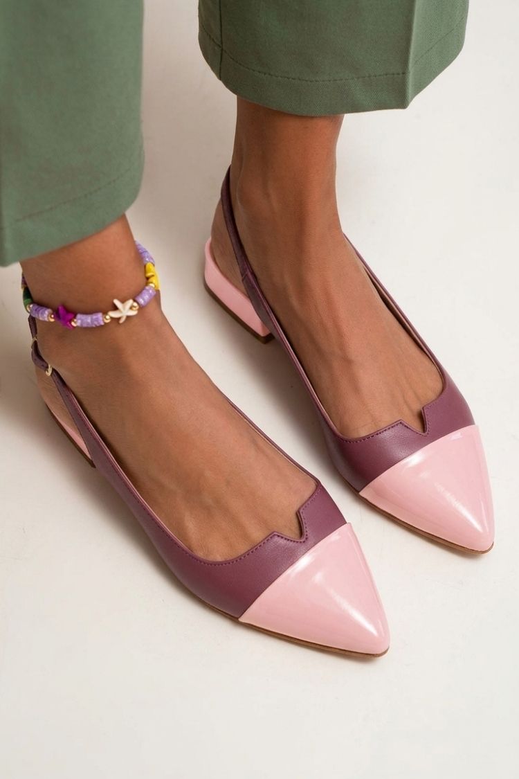 chaussures plates color block à bout effilé, slingback et boucle à découpes.