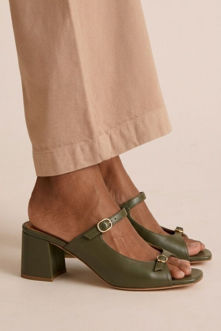 talons or slingback à bout color block, découpes et talon large.