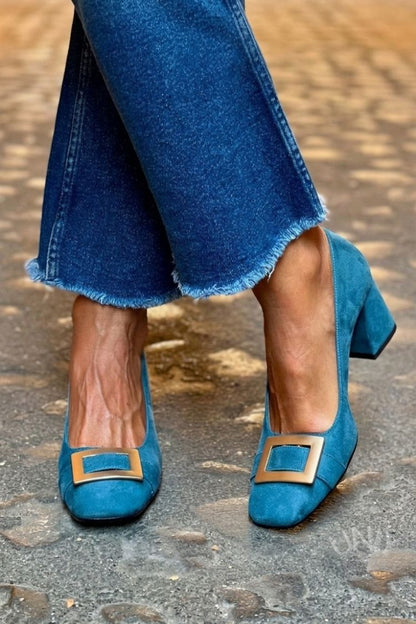 talons larges bleu marine à bout carré avec ornements métalliques patchwork.