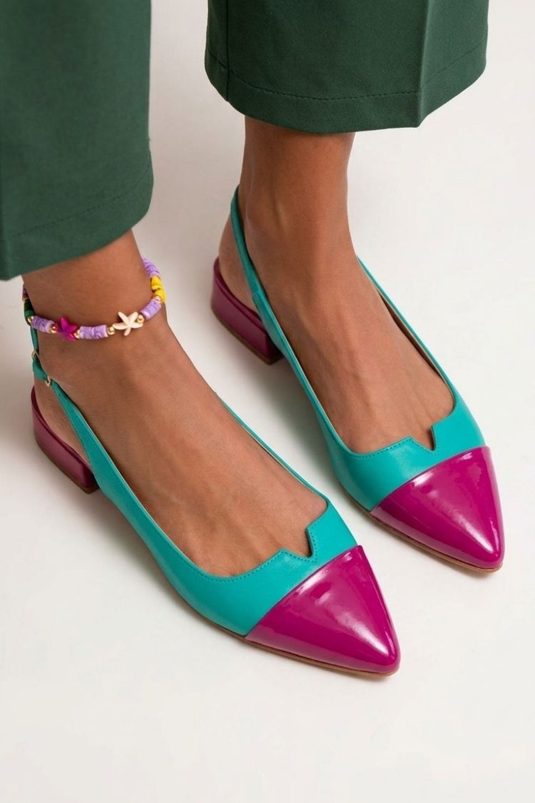 chaussures plates color block à bout effilé, slingback et boucle à découpes.