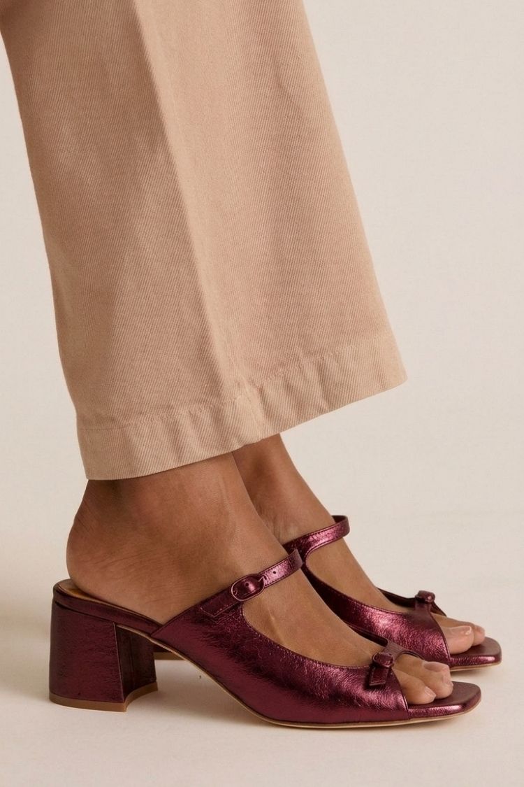 talons or slingback à bout color block, découpes et talon large.