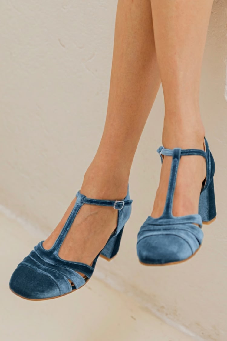 Talons larges à découpes en velours avec boucle et bride en T