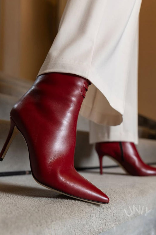 Victoire | Bottines Rouges en Suédine Pointues à Talon Haut