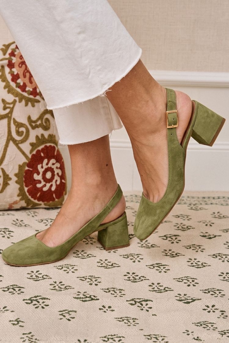 talons larges kaki slingback à boucle et bout carré.