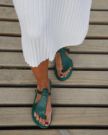 tongs effet croco en cuir avec bride et boucle sur le cou-de-pied.