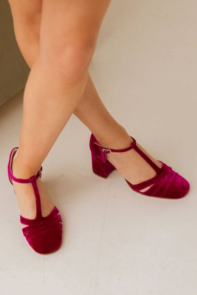 Talons larges à découpes en velours avec boucle et bride en T