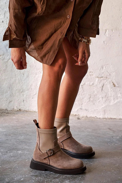 Clarisse | Bottines Taupe en Suédine Bout Rond à Brides Patchwork
