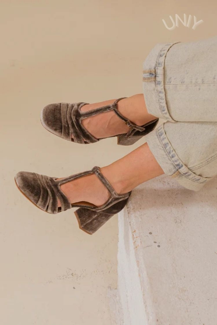 Talons larges à découpes en velours avec boucle et bride en T