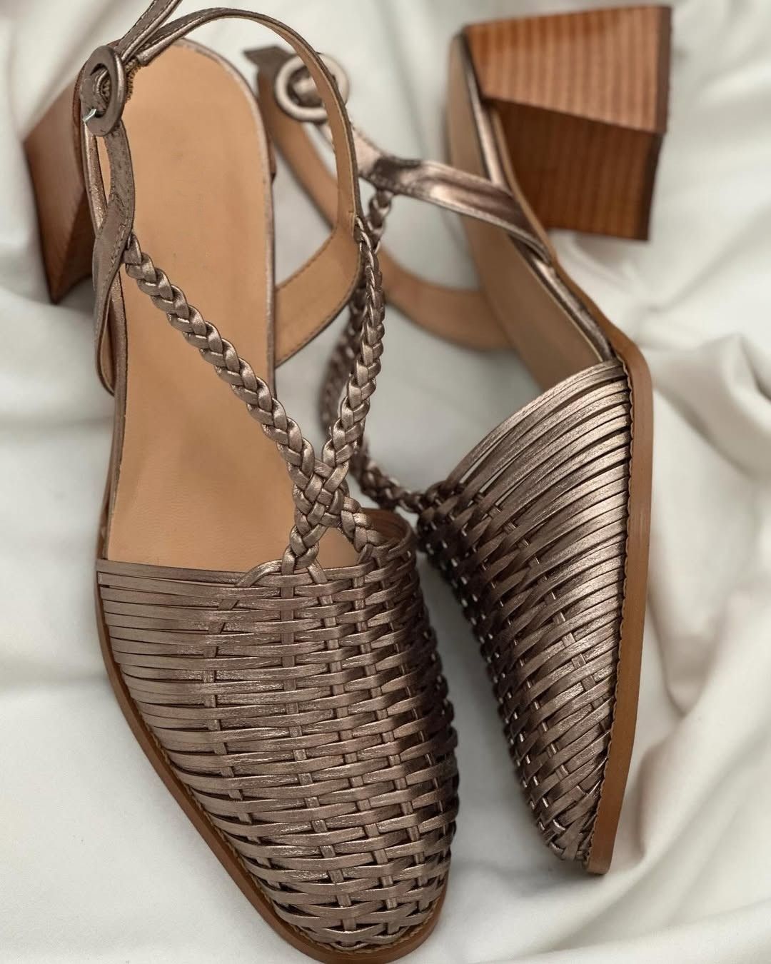 Talons bloc pointus tressés métallisés Champagne avec brides