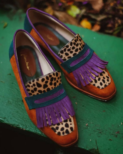 mocassins marron à imprimé léopard, bout carré et franges color block.