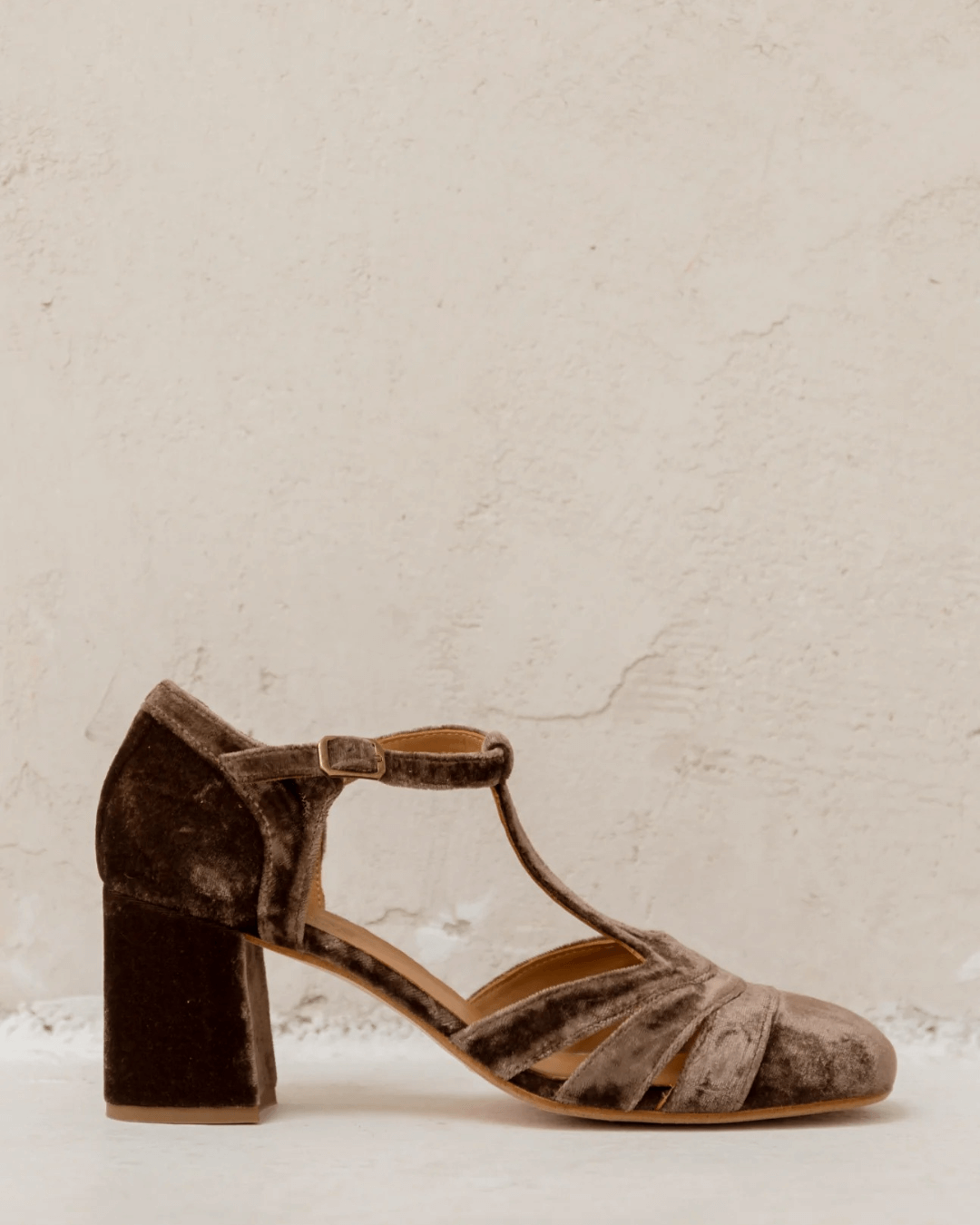 Talons larges à découpes en velours avec boucle et bride en T