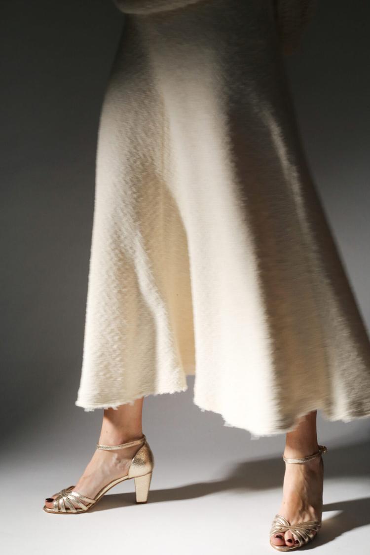 Talons larges peep toe métallisés brillants Or avec bride cheville et boucle