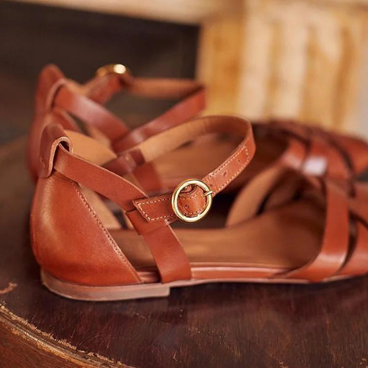 Sandales peep toe à découpes unies avec bride cheville et boucle